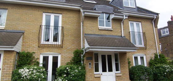 Flat to rent in Fulmar Close, Berrylands, Surbiton KT5