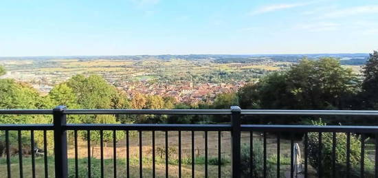 Wohnen am Ring, neuwertige 3 ZI mit Balkon-schöner Ausblick auf die Altstadt, barrierefrei, Carport