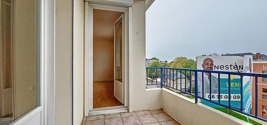 A vendre Angers Belle Beille Patton, proche universités. Appartement type 3. 3ème et dernier étage. 2 chambres, cuisine aménagée équipée,balcon,cave, parking.