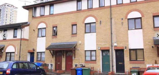 4 bed town house to rent