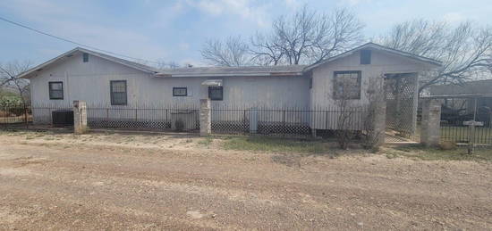 135 Ruiz Rd, San Ygnacio, TX 78067