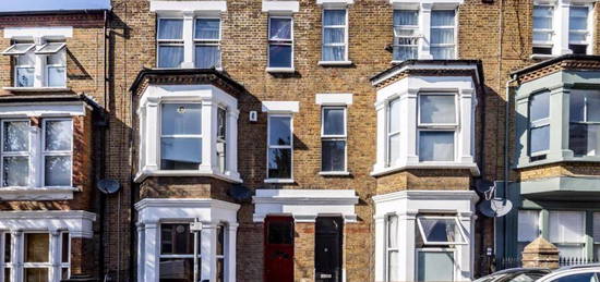 Maisonette to rent in Glengall Road, London NW6