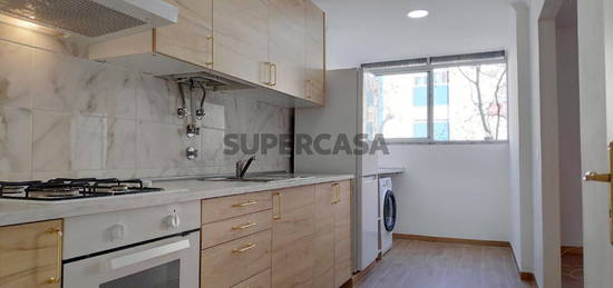 3 Assoalhadas remodeladas, cozinha semi equipada, varandas fechadas, Bairro do Liceu