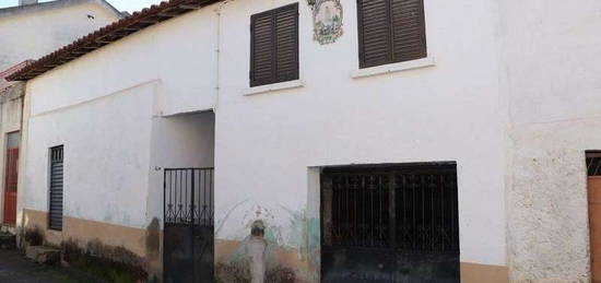 Vendo casa em aldeia tranquila