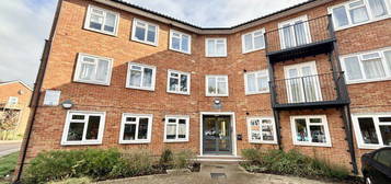 Flat to rent in Waverley Court, Bishopric, Horsham RH12