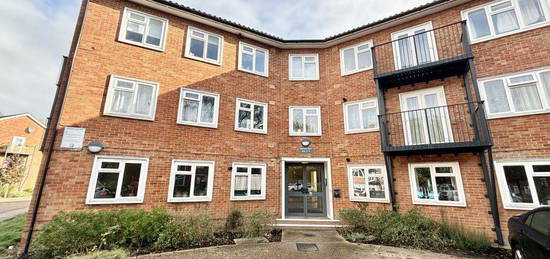 Flat to rent in Waverley Court, Bishopric, Horsham RH12