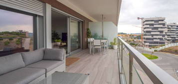 Apartamento T2 com terraço, vista e garagem em Carnaxide