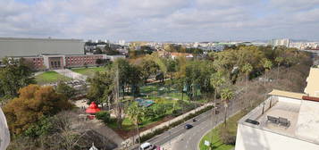 T3 novo com grandes varandas sobre o jardim do Campo Grande