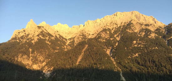 Geschmackvolle 2-Raum-Wohnung mit Balkon und EBK in Mittenwald