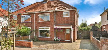 3 bedroom semi-detached house for sale