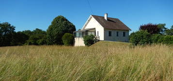 Maison avec agréable jardin plat.