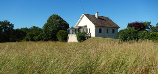 Maison avec agréable jardin plat.