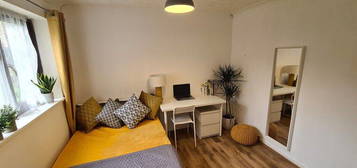 4 bed flat to rent