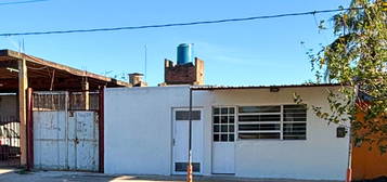 Casa 2 Habitaciones + Local Comercial En Alquiler - Resistencia
