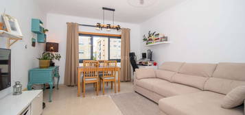 **ESPECTACULAR APARTAMENTO T2 COM VARANDA  E ARRECADAÇÃO**