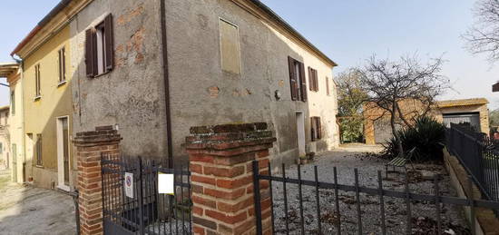 Casa indipendente con giardino ed annesso