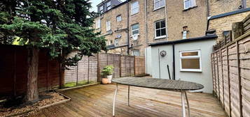 Flat to rent in Millfields Road, Lower Clapton E5