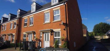 3 bed semi-detached house to rent