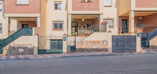 Casa adosada en venta en Calle de Los Alpes, Alfacar