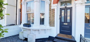 Flat to rent in Palace Gates Road, Alexandra Park, London N22