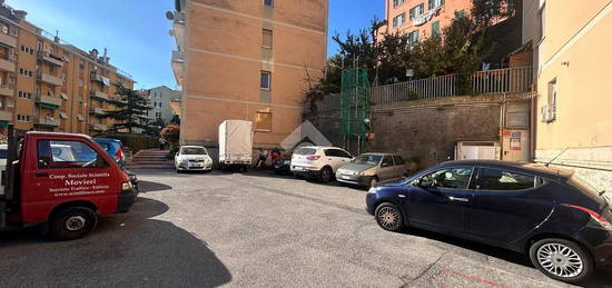 3 LOCALI A GENOVA