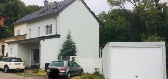 Ruhig gelegenes Reihenendhaus mit kleinem Garten und Garage