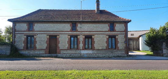 Maison avec cour et dépendances