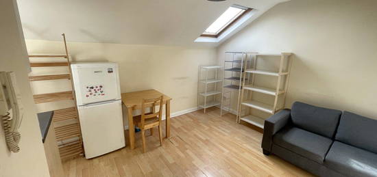 Flat to rent in Burton Road, London NW6