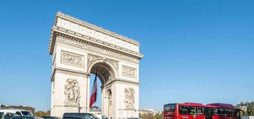 Paris XVI - Arc de Triomphe / Studio / Dernier étage