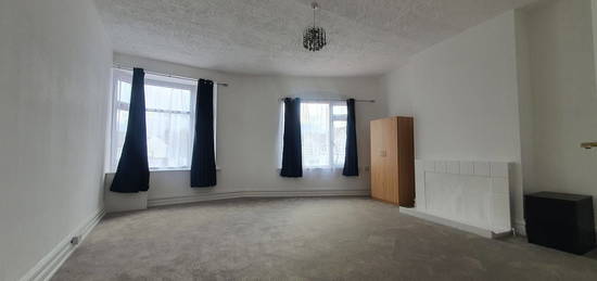 Flat to rent in Cranbrook Road, Gants Hill IG2