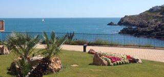 Particulier vend a collioure appartement rdc avec terrasse sur superbe vue mer et acces direct a la plage