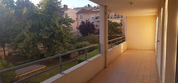 T3 calme sur jardin, garage double, gde terrasse