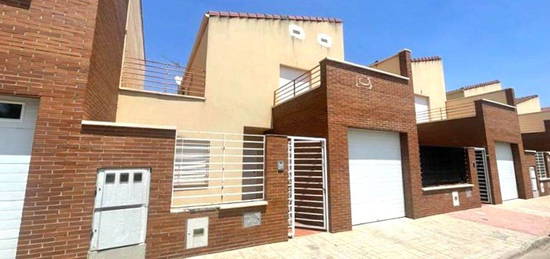 Chalet adosado en venta en calle Alcalde Juan Rojo Vallejo