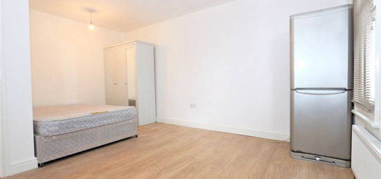 Property to rent in Lymington Avenue, London N22