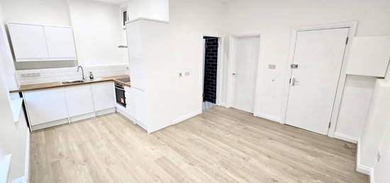 Flat to rent in Seven Sisters Road, London N7