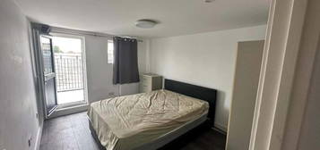 Flat to rent in Ley Street, Ilford IG2