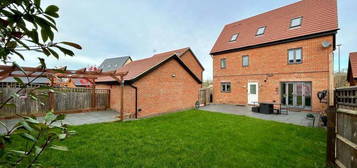 5 bedroom detached house