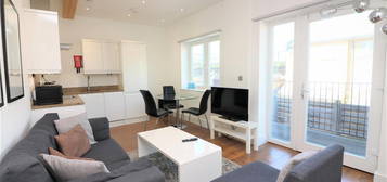 Flat to rent in Commercial Road, Limehouse E14