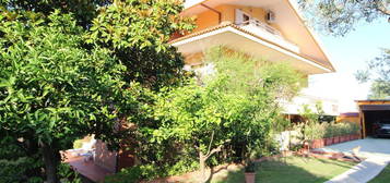 Villa in vendita in via Peschiera, 23