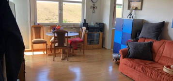 Ruhige Lage in Stöppach: Kleine 2-Zimmer-Wohnung mit Balkon, neuwertiger Einbauküche und Garage