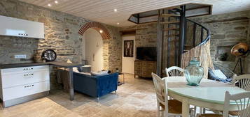 Maison de charme avec cave, terrasse et 2 places de parking