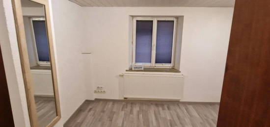 Gemütliche 2 Zimmer (zzgll. Küche & Bad)