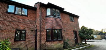 Flat to rent in Phoenix Court, Kingsclere, Newbury RG20