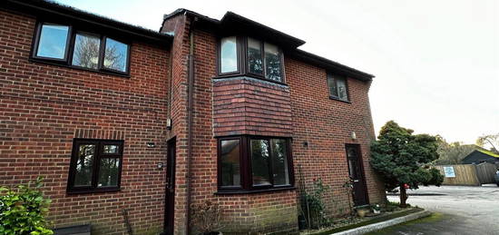 Flat to rent in Phoenix Court, Kingsclere, Newbury RG20