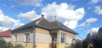 Eladó családi ház, Szolnokon, Martinovics utcában 39.99 M Ft