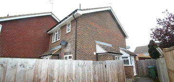 Terraced house to rent in Campbell Close, Buckingham MK18