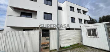 Apartamento T2 em Nogueira da Regedoura