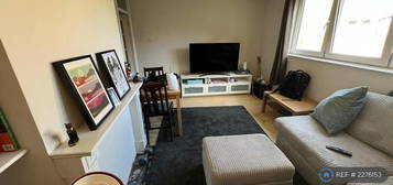 2 bedroom maisonette