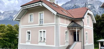Stilvolles Mehrfamilienhaus mit drei separaten Einheiten und vollem Zubehör