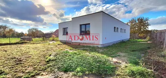 ADOMIS -  predáme nadštandardný 4izbový bungalov 160m2, kompletné IS, pozemok 573m2, tepelné čerpadlo,blízka obec za Šacou,Veľká Ida.